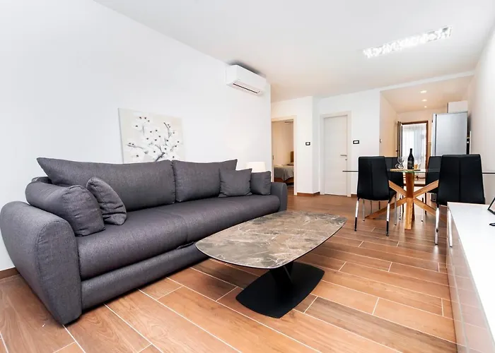 Mon Maison Sanja Ρόβινι